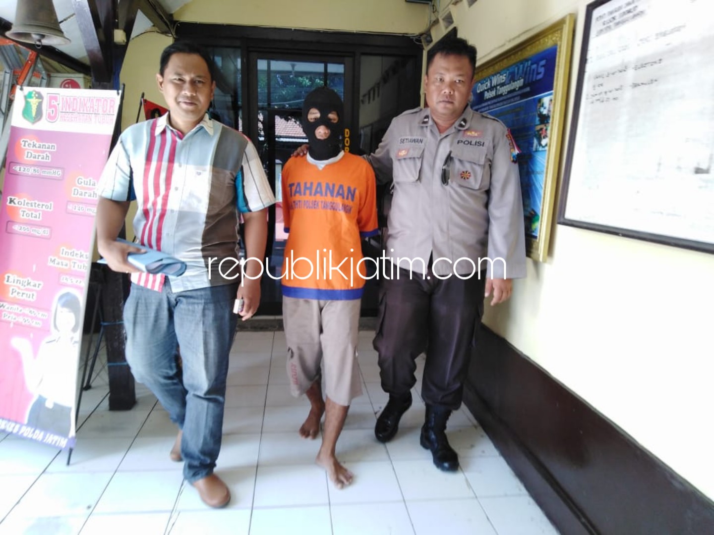 DIKELER - Tersangka M Rochim didampingi Kasi Humas Polsek Tanggulangin, Aipda Heru Setiawan dan Bripka Wahyu Helmy saat dikeler di Polsek Tanggulangin, Senin (22/10/2018).