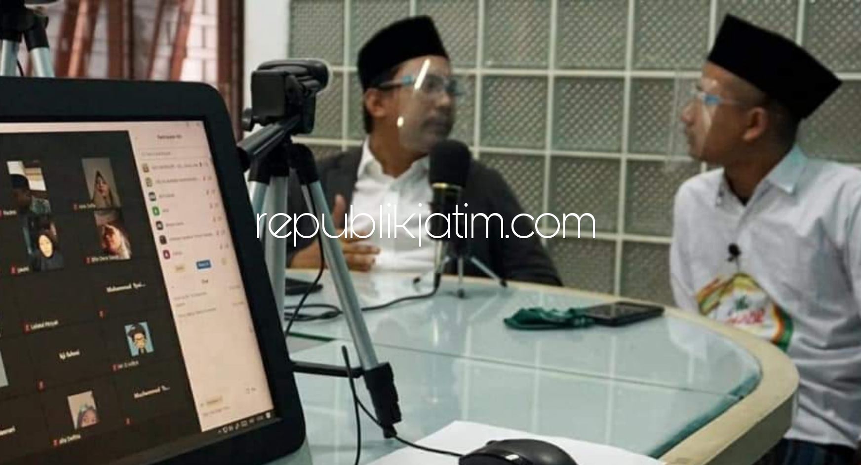 SANTRI - Cabup Sidoarjo, Ahmad Muhdlor Ali (Gus Muhdlor) memperingati Hari Santri Nasional (HSN) Tahun 2020 dengan menggelar zoom meeting di Posko Pemenagan Perumahan Taman Pinang Indah (TPI) Sidoarjo, Kamis (22/10/2020).