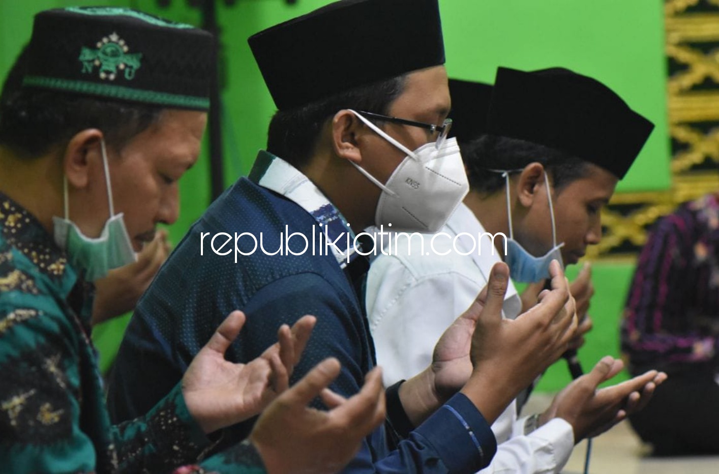 SANTRI - Calon Bupati Sidoarjo 2020 dari kalangan santri, Ahmad Muhdlor Ali (Gus Muhdlor) saat berziarah ke makam KH Sahlan, Dusun Sidorangu, Desa Watugolong, Kecamatan Krian, Sidoarjo beberapa hari lalu. 