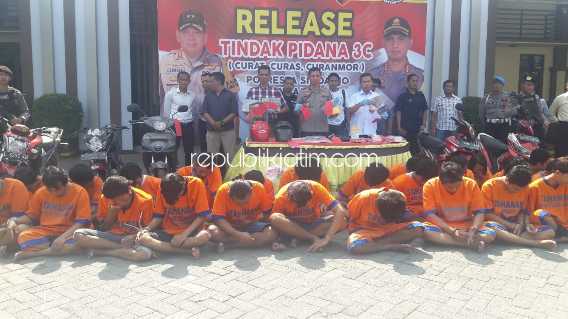 RESIDIVIS - Sebanyak 27 tersangka kasus curat, curas dan curanmor diamankan petugas Satuan Reskrim, Polresta Sidoarjo beserta barang bukti kejahatannya, Rabu (23/10/2019).