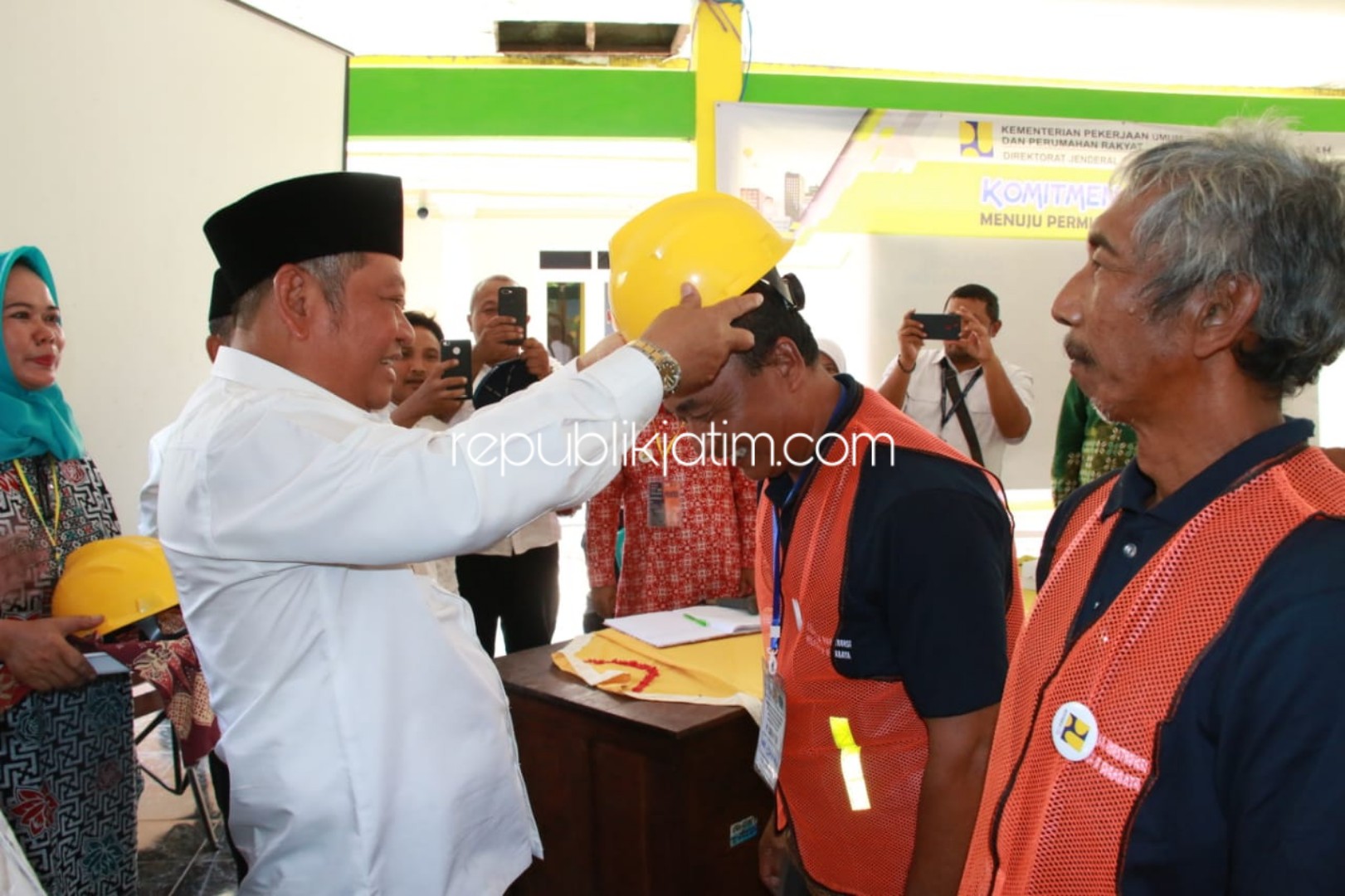 SERTIFIKASI - Bupati Sidoarjo, Saiful Ilah membuka acara sertifikasi jass konstruksi 56 tukang dari 19 desa di Kecamatan Krian lewat program Kotaku 2019 Pendopo Balai Desa Sidomojo, Kecamatan Krian, Sidoarjo, Rabu (23/10/2019).
