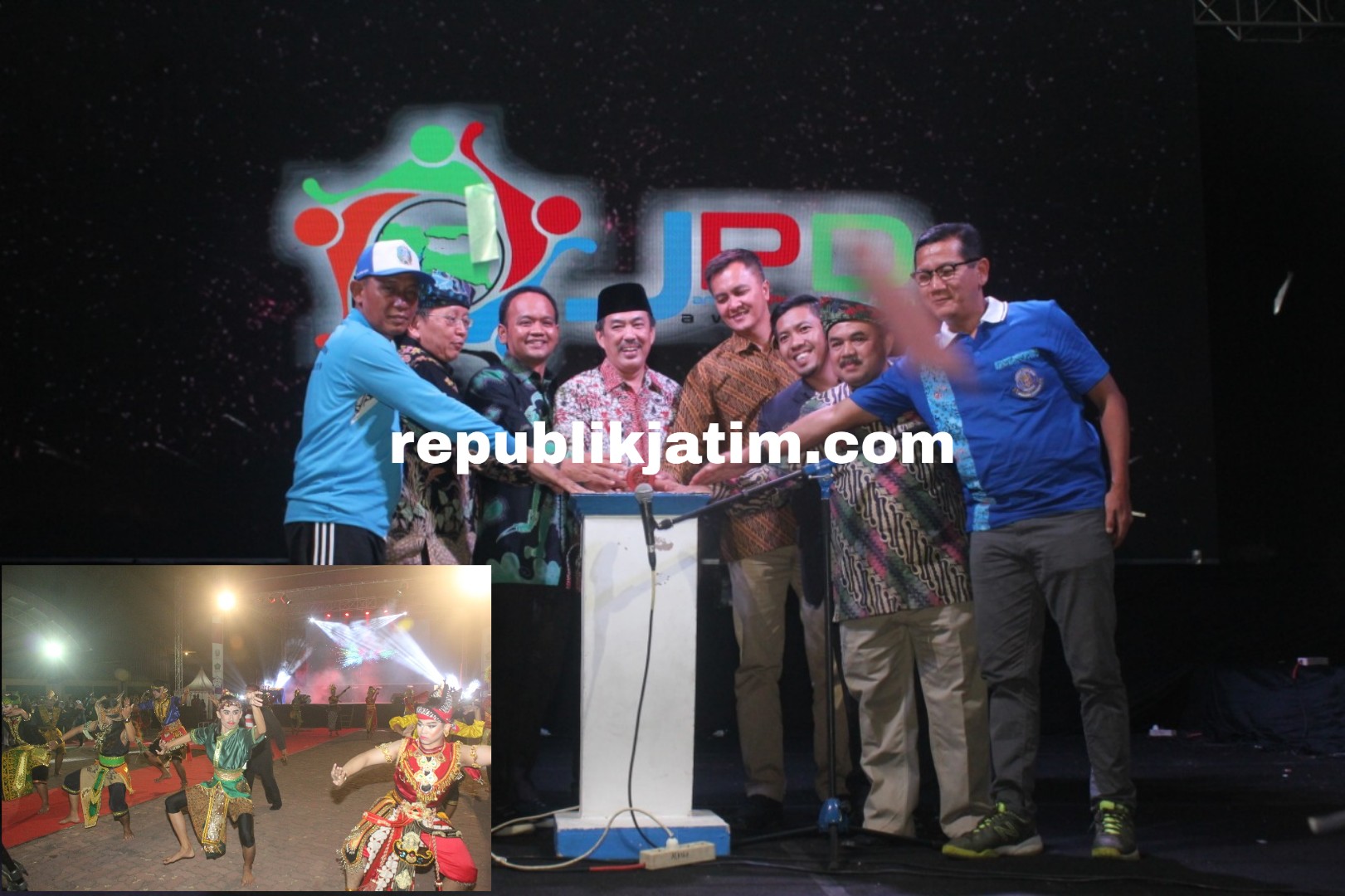 TUTUP - Wabup Sidoarjo, Nur Ahmad Syaifuddin menutup acara Jambore Pemuda Daerah (JPD) Provinsi Jawa Timur yang digelar di lapangan Tenis Indoor GOR Sidoarjo, Senin (22/10/2018) malam.