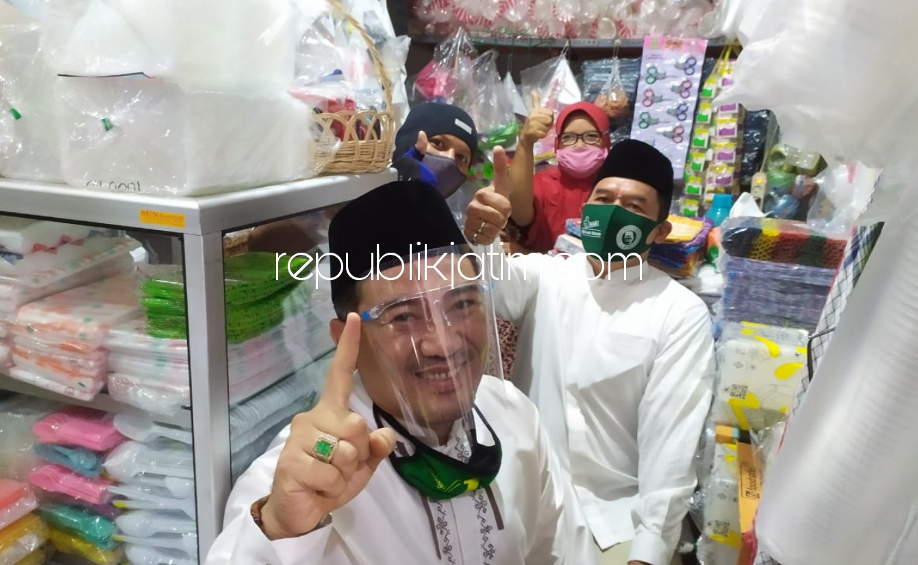 JARING ASPIRASI - Paslon Bupati dan Wakil Bupati, Bambang Haryo Soekartono dan M Taufiqulbar (BHS - Taufiq) menjaring aspirasi dengan dialog bersama para pedagang di Pasar Sedati Gede, Kecamatan Sedati, Sidoarjo, Jumat (23/10/2020).