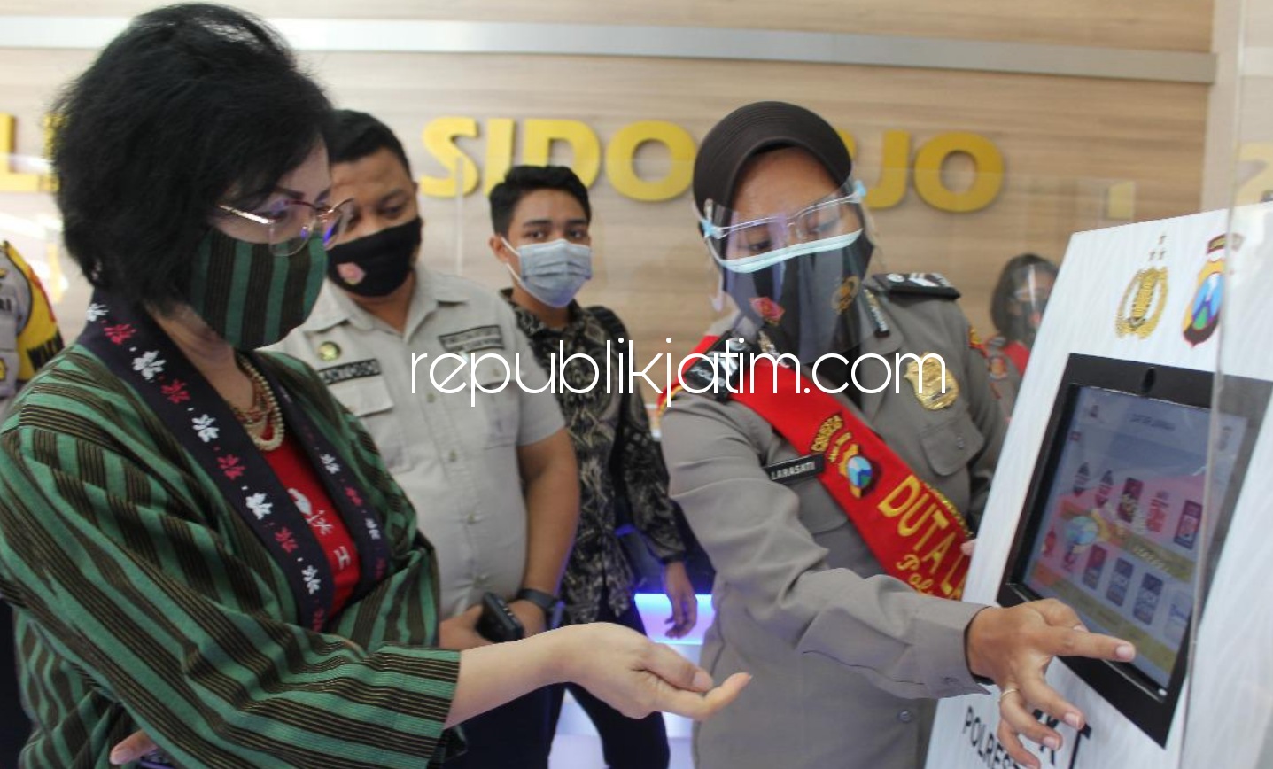 CEK - Staf Perencanaan Umum dan Anggaran (Srena) Polri, Kombes Pol Meilina D Irianti mengecek sejumlah pelayanan di Polresta Sidoarjo di tengah pandemi Covid-19 dan penerapan protokol kesehatan, Jumat (23/10/2020).