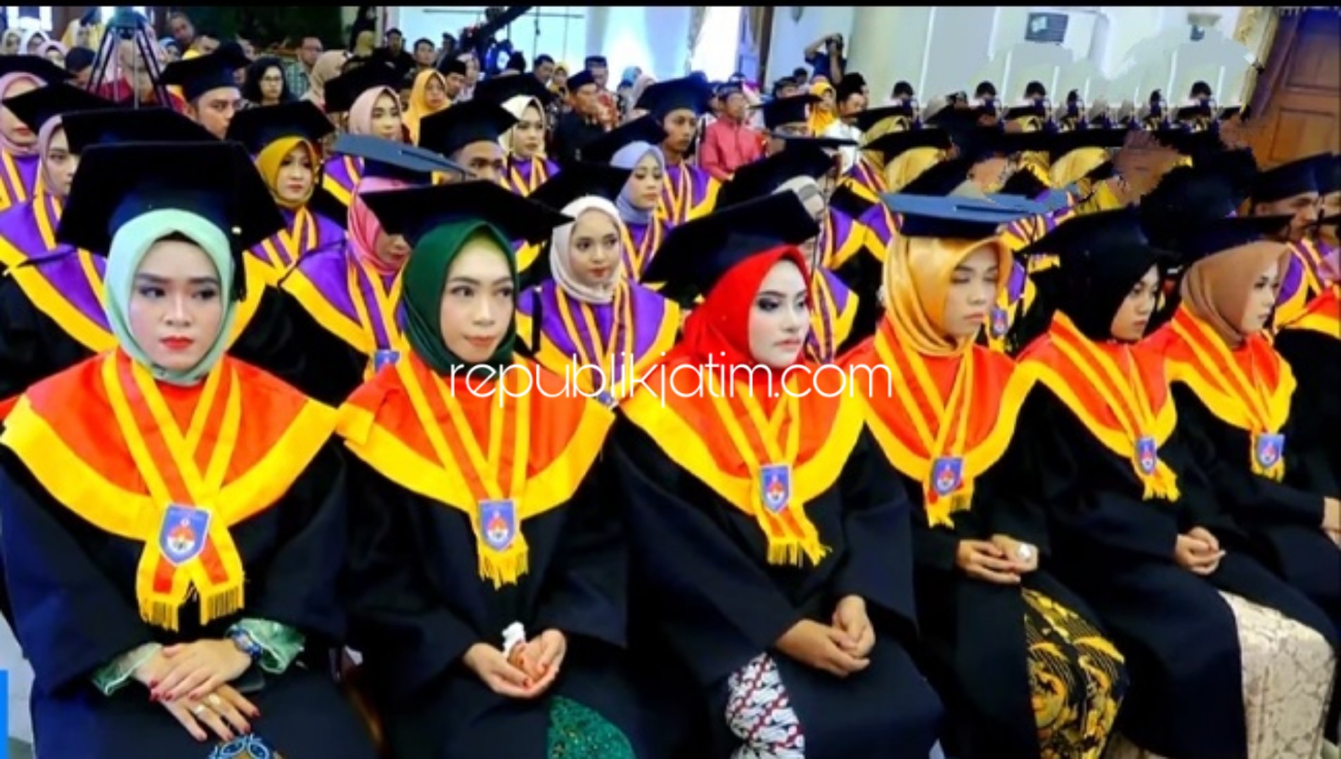 WISUDA - Sebanyak 38 mahasiswa dan mahasiswi Sekolah Tinggi Ilmu Kesehatan (STIKES) Buana Husada Ponorogo mengikuti prosesi wisuda di Gedung Sasana Praja JL Diponegoro Ponorogo, Rabu (23/10/2019). 