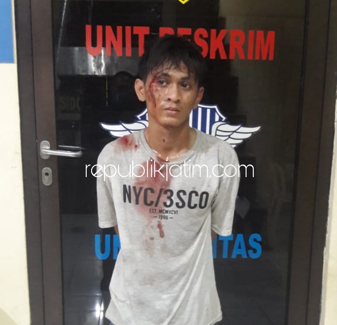 BABAK BELUR - Tersangka pencurian Hand Phone (HP), Herman Hariyanto (23) warga Sombo, Kelurahan Sidotopo, Kecamatan Semampir, Kota Surabaya babak belum usai dihajar warga, Jumat (23/10/2020).