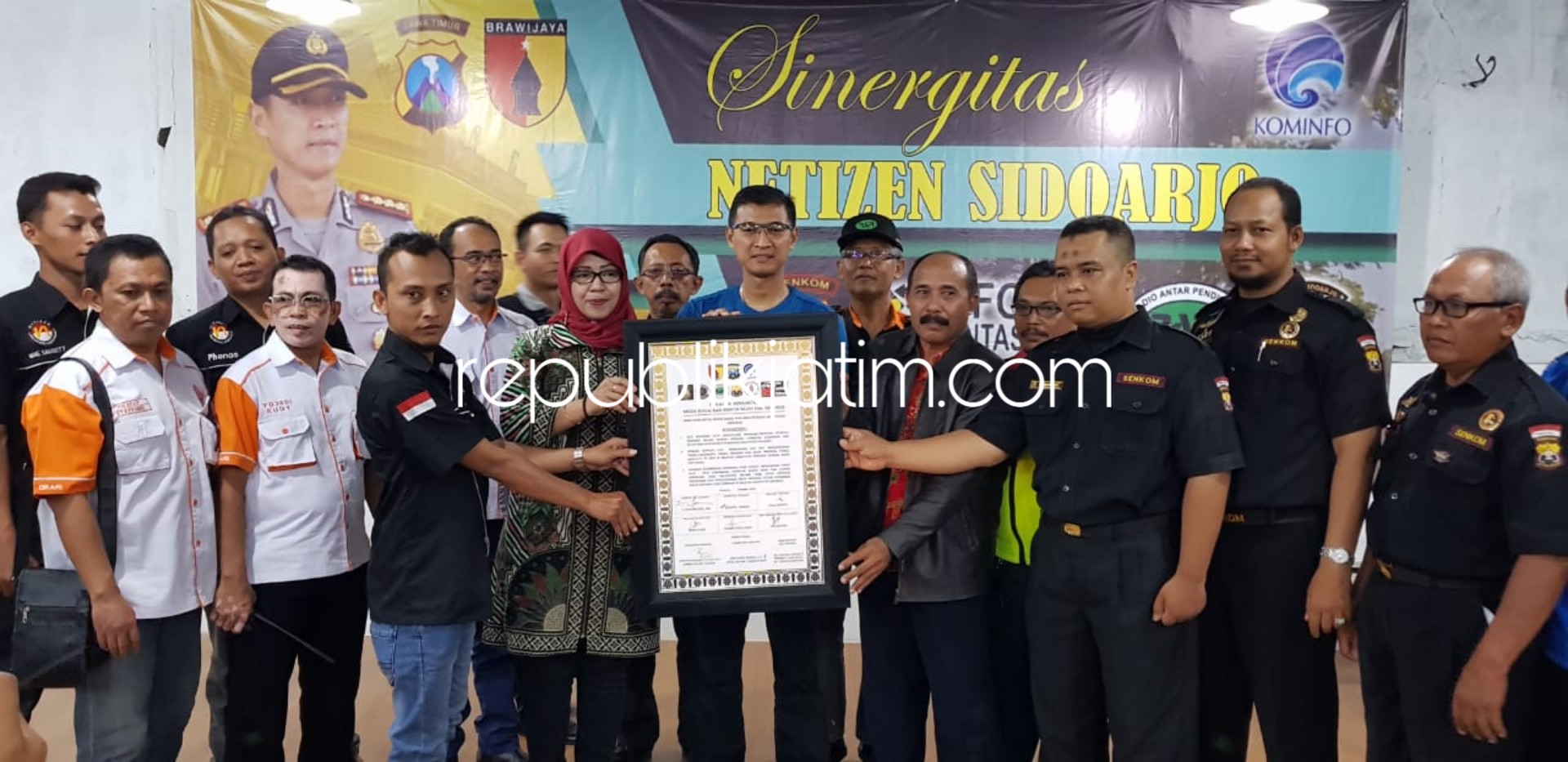 PERANGI HOAX - Kapolresta Sidoarjo, Kombes Pol Himawan Bayu Aji mengajak komunitas netizen Sidoarjo perangi hoax jelang Pemilu 2019, Selasa (23/10/2018) malam.