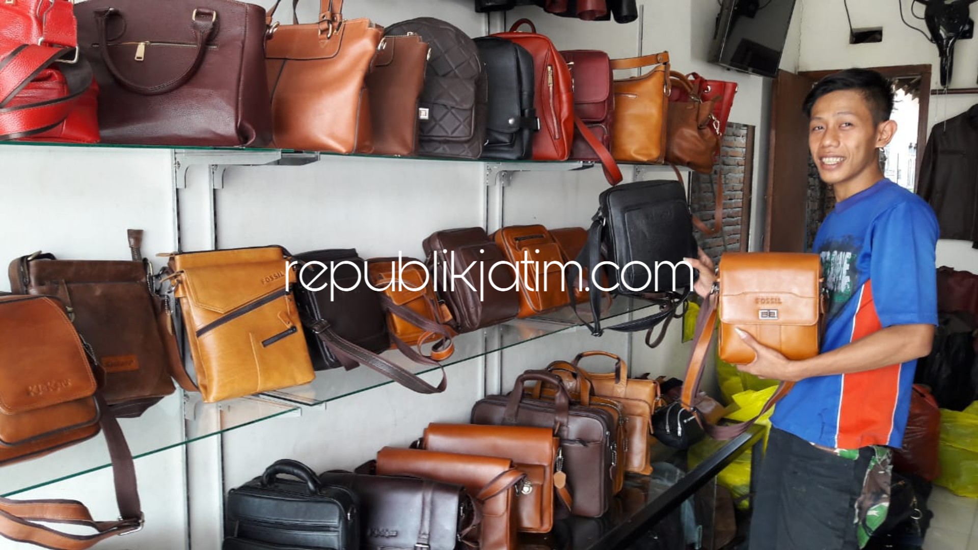 LIBATKAN - Salah satu perajin tas, jaket, dompet dan sabuk kulit, Rizki asal Desa Kludan, Kecamatan Tanggulangin, Sidoarjo berharap campur tangan BUMDes dan bantuan Pemkab Sidoarjo untuk menghidupkan IKM Tanggulangin, Rabu (24/10/2018).