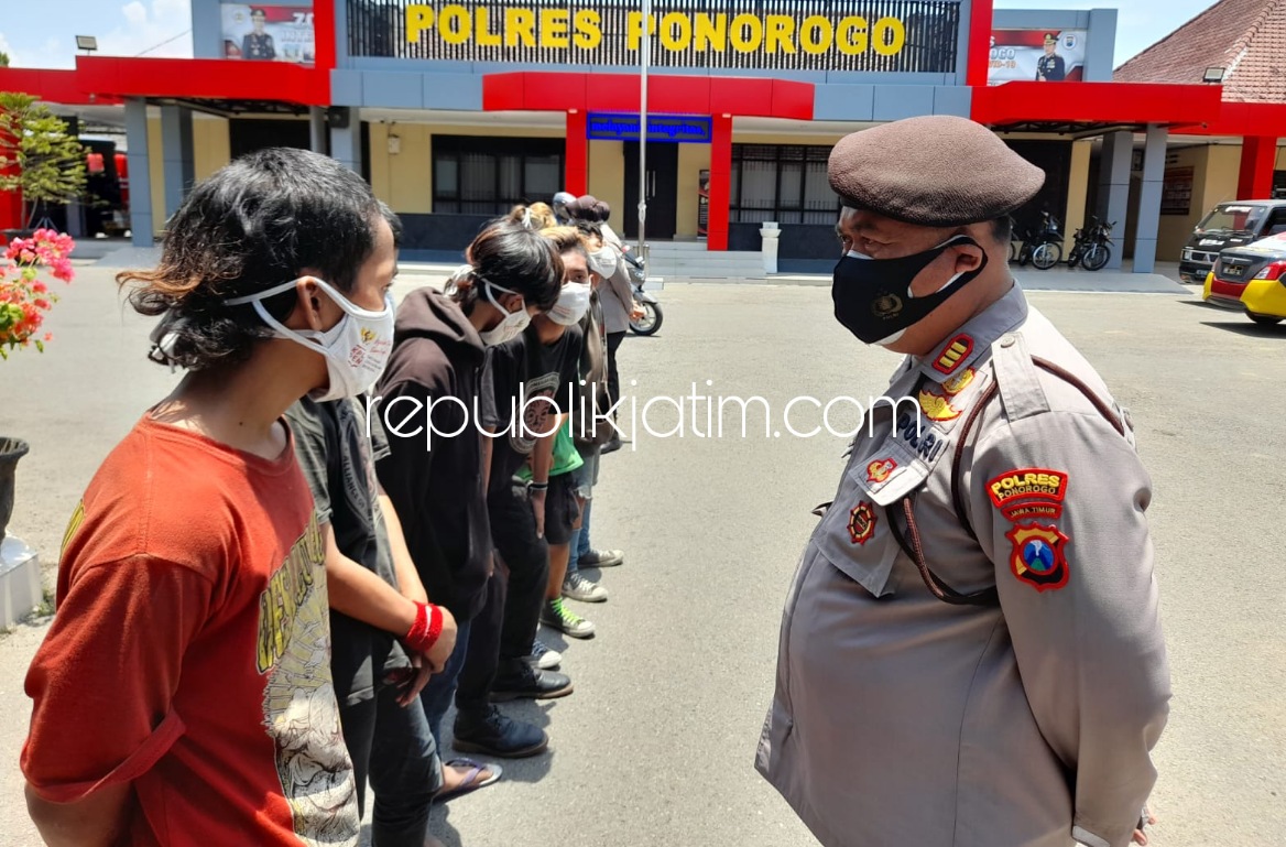 PUNK - Sebanyak delapan dari belasan anak punk laki-laki terpaksa digunduli dan diberikan pembinaan di Polres Ponorogo, Sabtu (23/10/2021).