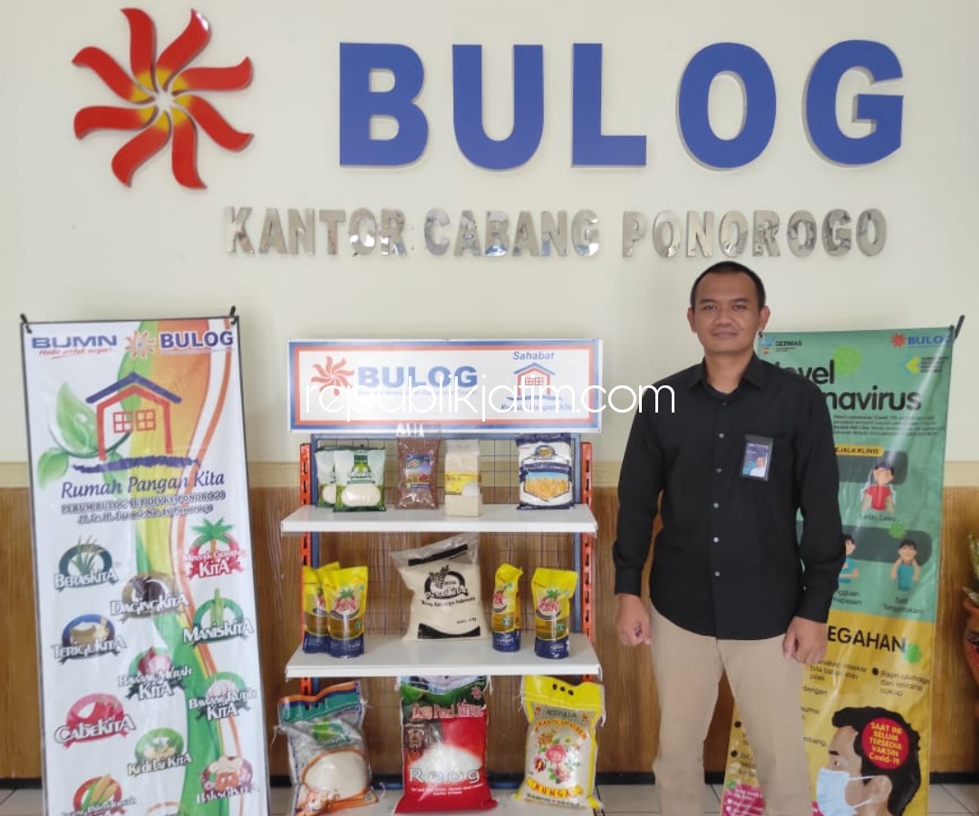 SAGO MEE - Waka Bulog Ponorogo, Taufiqurrohman berpose dengan produk mie sagu yang dikomersialkan Bulog Ponorogo, Jumat (23/10/2020).