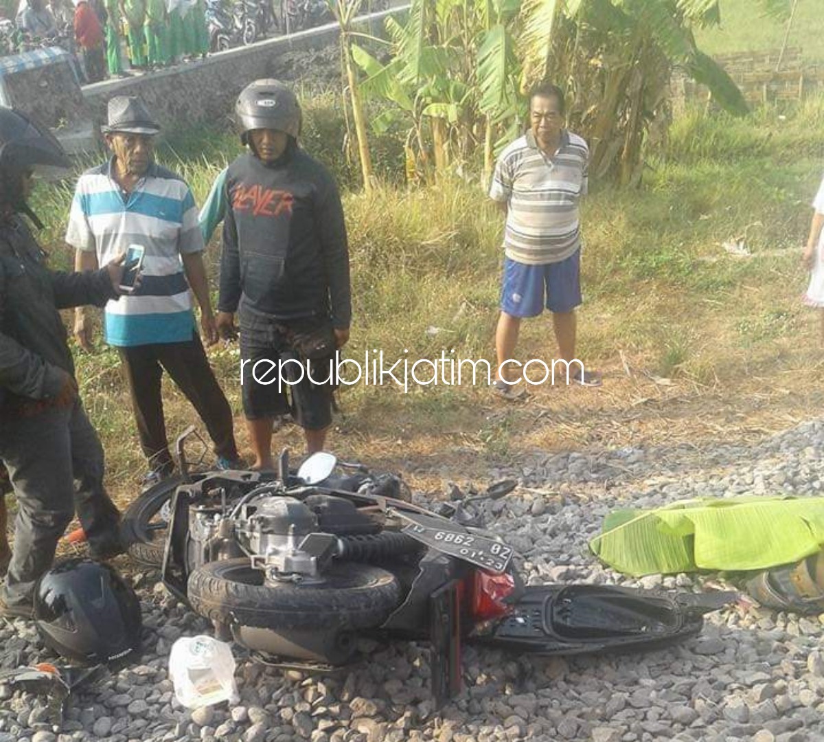 TEWAS - Korban Adi Dwi Putra (22) warga Desa Simpang, Kecamatan Prambon tewas di perlintasan KA Desa Kajeksan, Kecamatan Tulangan usai ditabrak KA Jenggala, Rabu (24/10/2018).