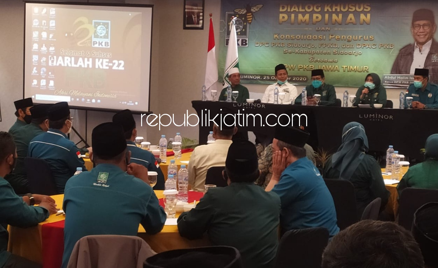 DIALOG - Wakil Ketua DPP PKB, Abdul Halim Iskandar bersama para pengurus DPC PKB, Fraksi PKB DPRD Sidoarjo dan DPAC saat konsolidasi pemenangan Paslon PKB, Gus Muhdlor - Subandi di Hotel Luminor Sidoarjo, Minggu (25/10/2020).