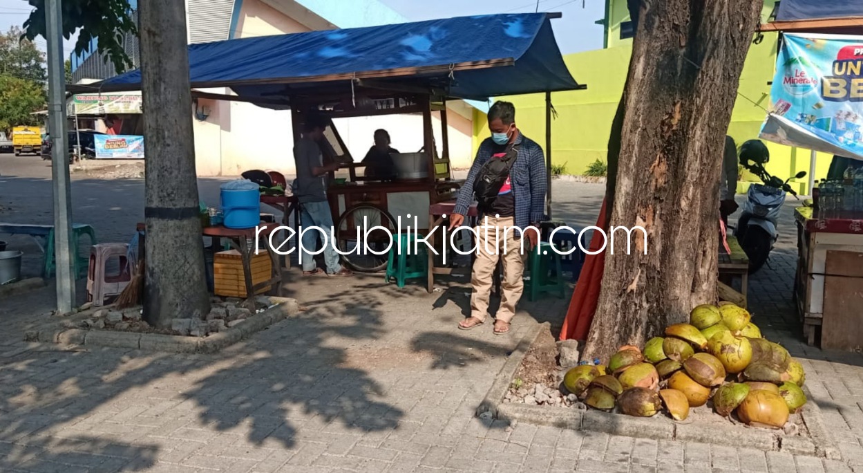 TKP - Salah seorang warga Hendri menunjukkan lokasi korban dikeroyok enam pemuda di barat kolam renang kawasan GOR Delta Sidoarjo, Senin (25/10/2021).