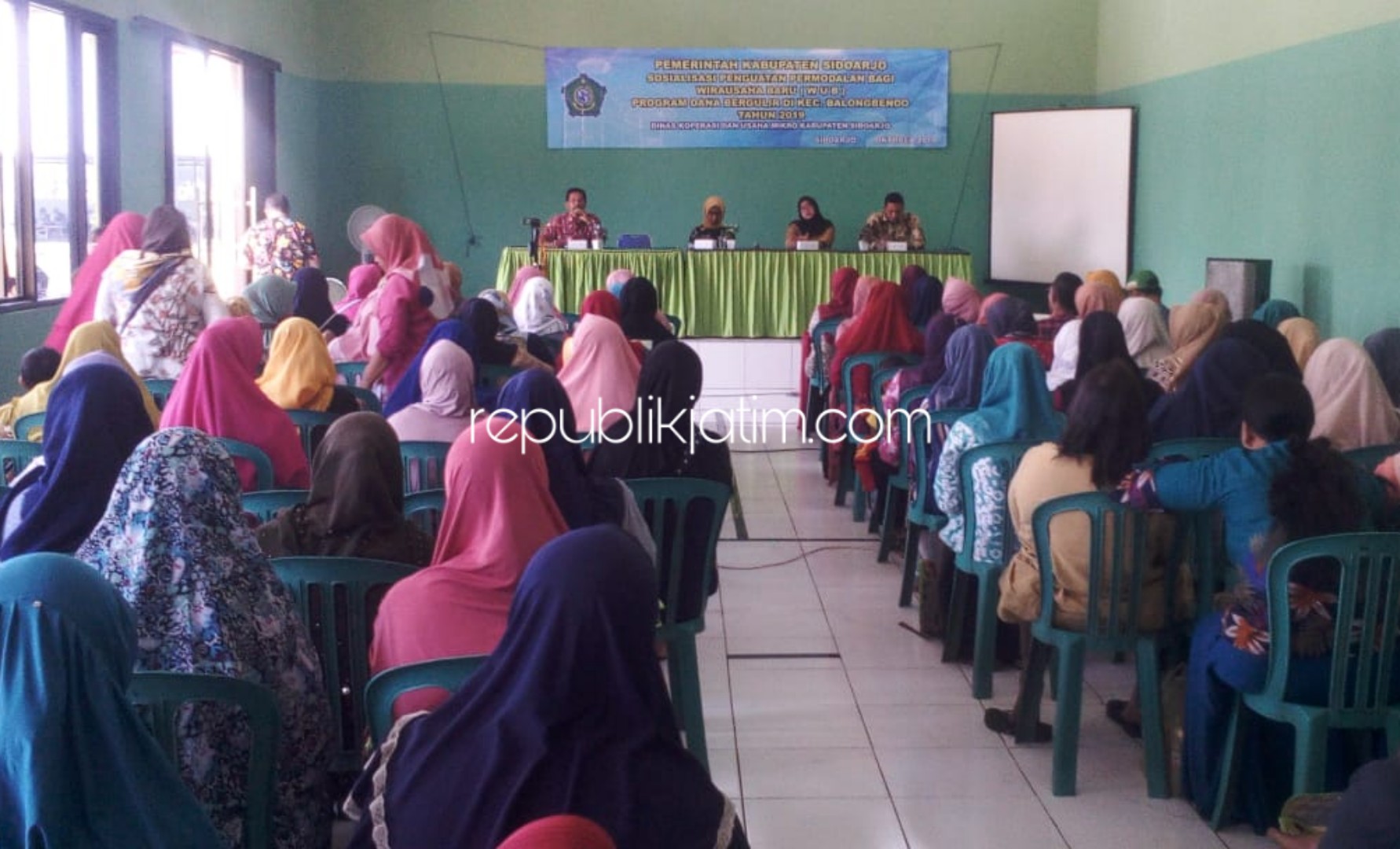 DANA BERGULIR - Ratusan pemilik Usaha Kecil dan Mikro (UKM) dan Koperasi di Kecamatan Balongbendo mengikuti sosialisasi Pinjaman Dana Bergulir (Dagulir) di Gedung Sebaguna Desa Suwaloh, Kecamatan Balongbendo, Sidoarjo, Kamis (24/10/2019).