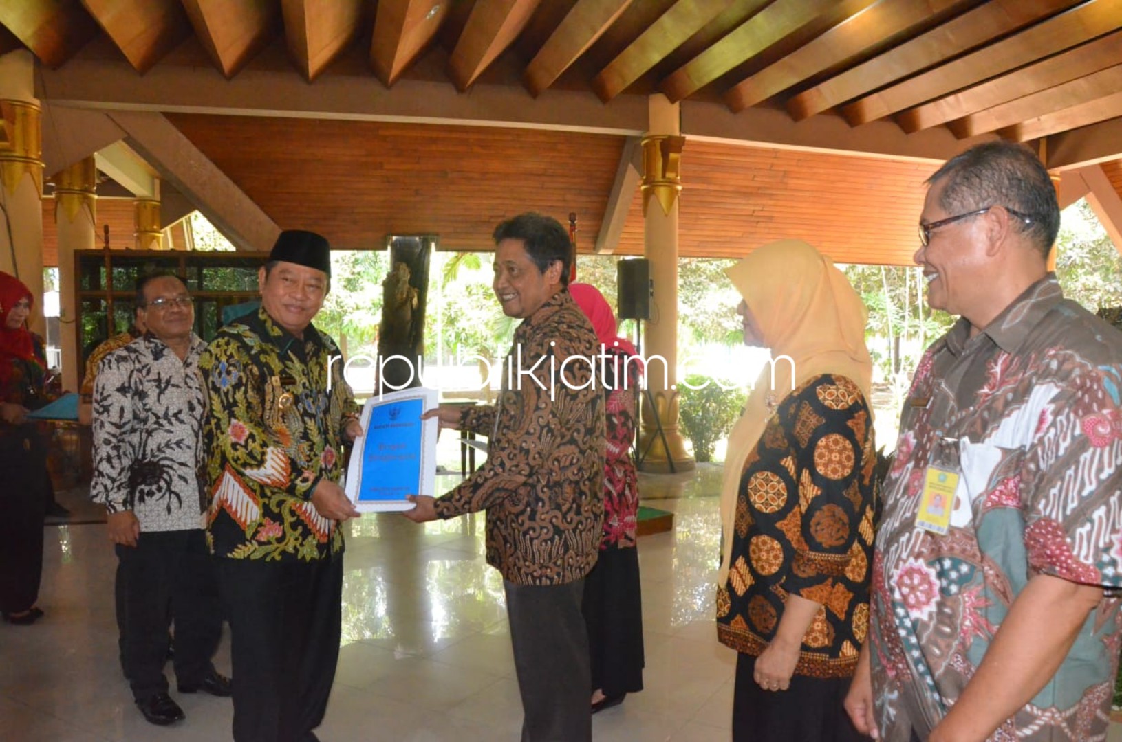 LEPAS - Bupati Sidoarjo, Saiful Ilah melepas para PNS yang memasuki masa purnatugas di Pendopo Delta Wibawa Sidoarjo, Kamis (25/10/2018).