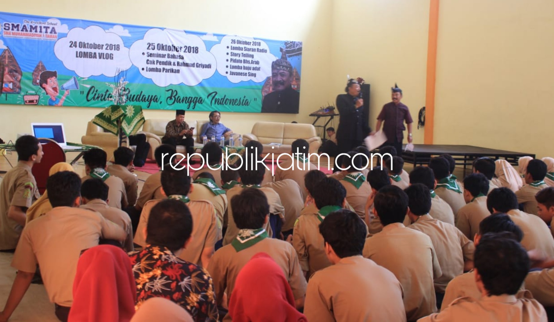 LESTARIKAN BUDAYA - Cak Pendik dan Cak Hari Santoso mengajak ratusan pelajar Smamita untuk melestarikan kesenian Jawa berupa tontonan Ludruk dan Kidung, Kamis (25/10/2018).