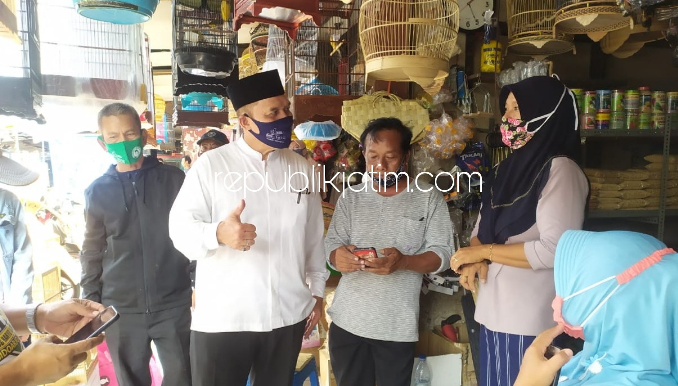 KELUHAN - Cabup Sidoarjo, Bambang Haryo Soekartono (BHS) berdialog dengan pedagang dan pengunjung Pasar Burung Larangan, Kecamatan Candi, Sidoarjo untuk mendengarkan keluhan mereka, Minggu (25/10/2020).