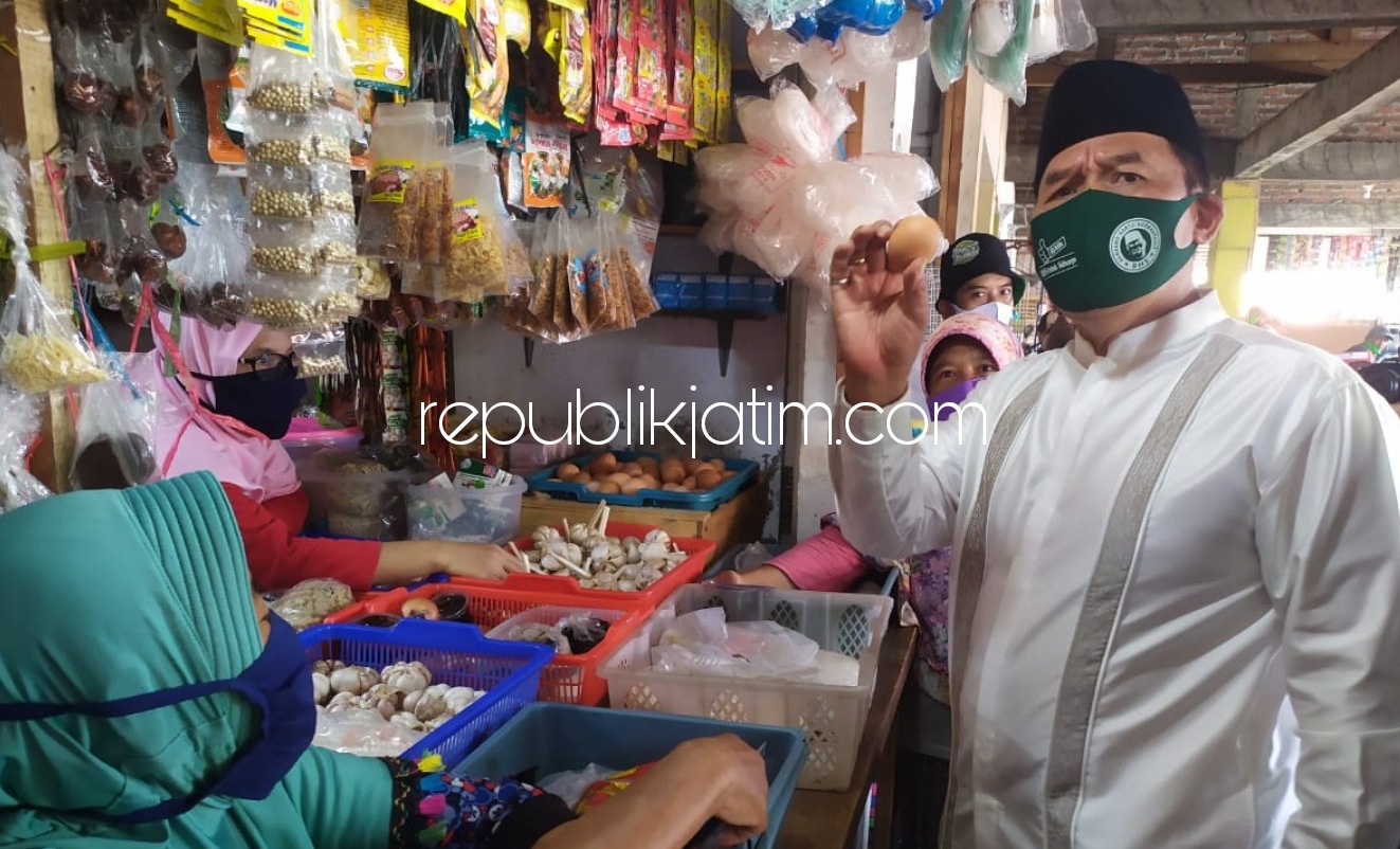 DIALOG - Cabup Sidoarjo, Bambang Haryo Soekartono (BHS) berdialog dengan pedagang dan pengunjung Pasar Balongdowo, Kecamatan Candi, Sidoarjo, Senin (26/10/2020).