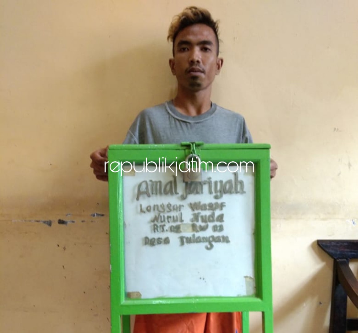 PENCURI - Tersangka pencurian kotak amal, M Anas Rifa'i beserta barang buktinya diamankan di Polsek Tulangan, Jumat (26/10/2018).