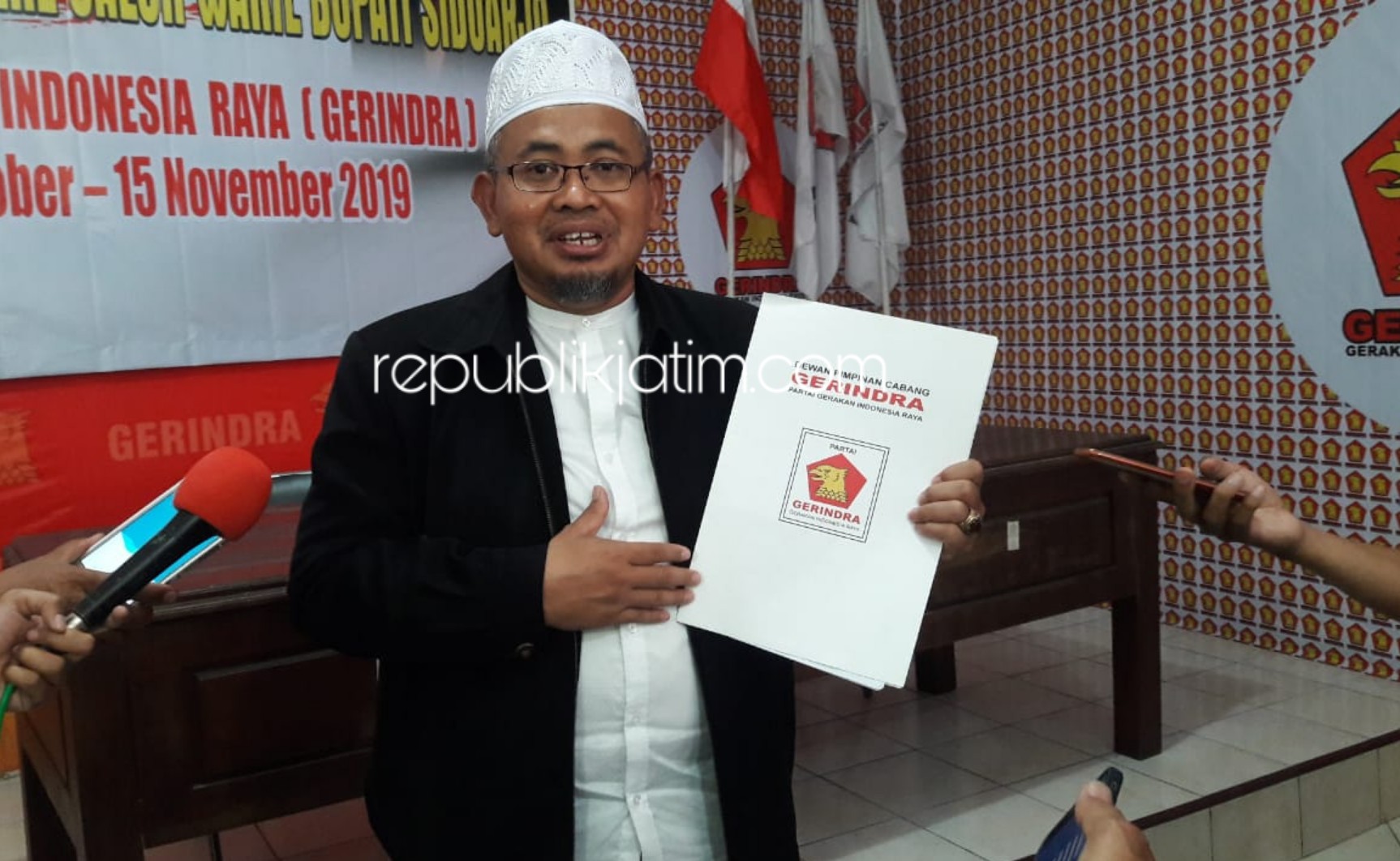 FORMULIR - Pengusaha Properti, Agung Sudiyono mengambil formulir pendafaran ke DPC Partai Gerindra Sidoarjo, Sabtu (26/10/2019).