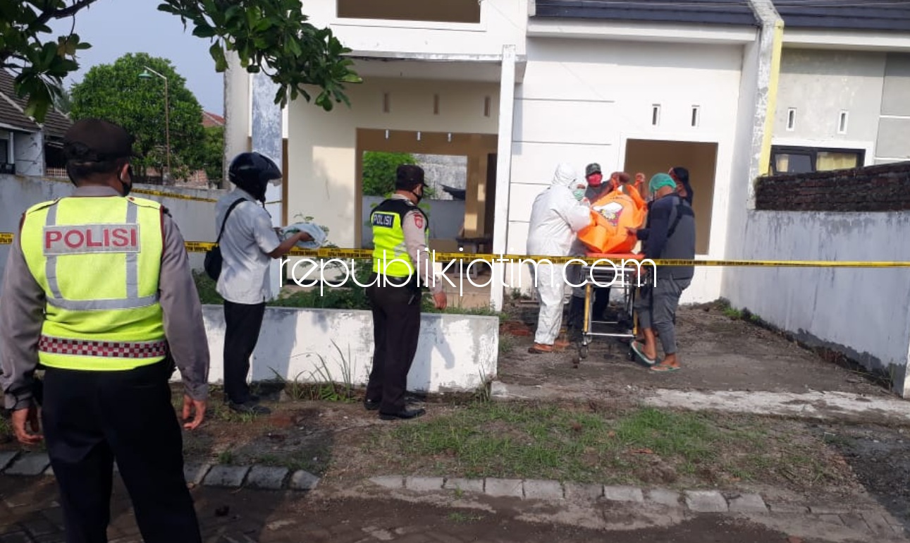 EVAKUASI - Petugas mengevakuasi jenazah Danu Dwi Juli Saputra (26) warga Krajan, Desa Kalibaru Kulon, Kecamatan Kalibaru, Banyuwangi yang tewas gantung diri di rumah Perum The Graha Blok B 33, Desa Tropodo, Kecamatan Krian, Sidoarjo, Selasa (27/10/2020).