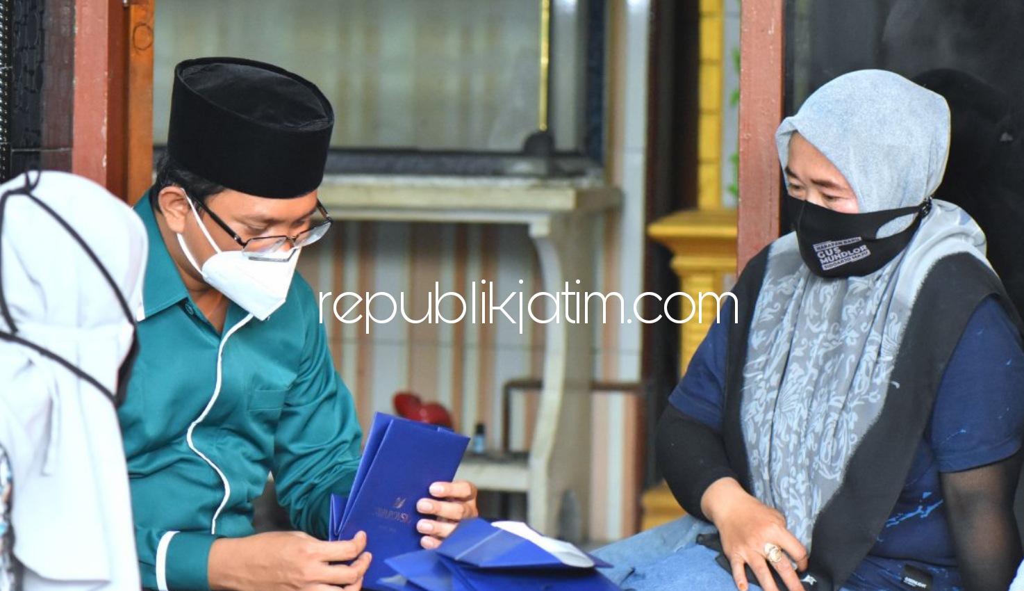 TAS EKSPOR - Cabup Sidoarjo 2020, Ahmad Muhdlor Ali (Gus Muhdlor) berdialog dengan perajin tas kertas yang sudah ekspor di Desa Kemuning, Kecamatan Tarik, Sidoarjo kemarin.