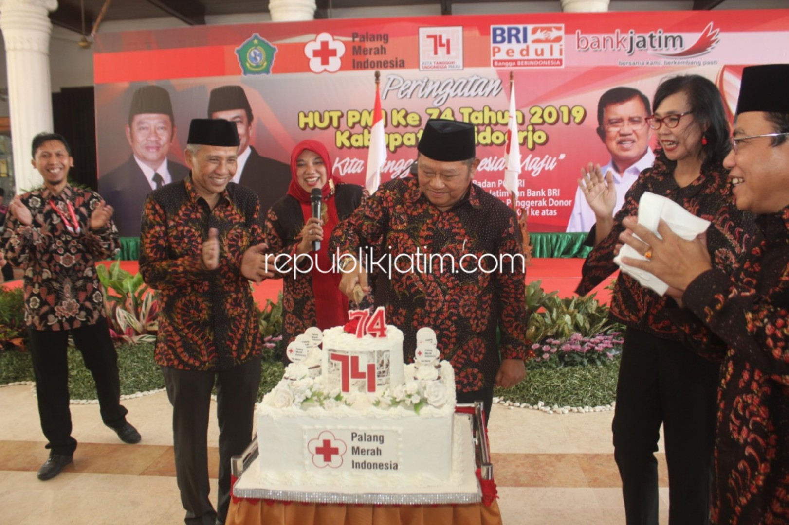 KADO - Kado istimewa PMI Sidoarjo pada peringatan ulang tahun PMI ke 74 Tahun 2019 meraihkan sertifikat Cara Pembuatan Obat yang Baik (CPOB) dari Badan Pengawas Obat dan Makanan (BPOM), Minggu (27/10/2019).