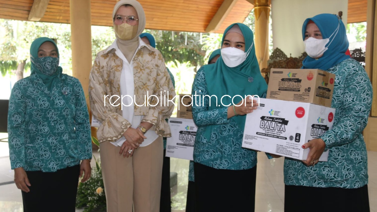 STUNTING - Ketua TP PKK Sidoarjo, Ny Sa'adah Ahmad Muhdlor Ali dan Arzeti Bilbina memberi bantuan biskuit ke beberapa desa di Kecamatan Jabon, Waru dan Gedangan saat sosialisasi stunting, gizi buruk dan obesitas di Pendopo Delta Wibawa, Rabu (27/10/2021).