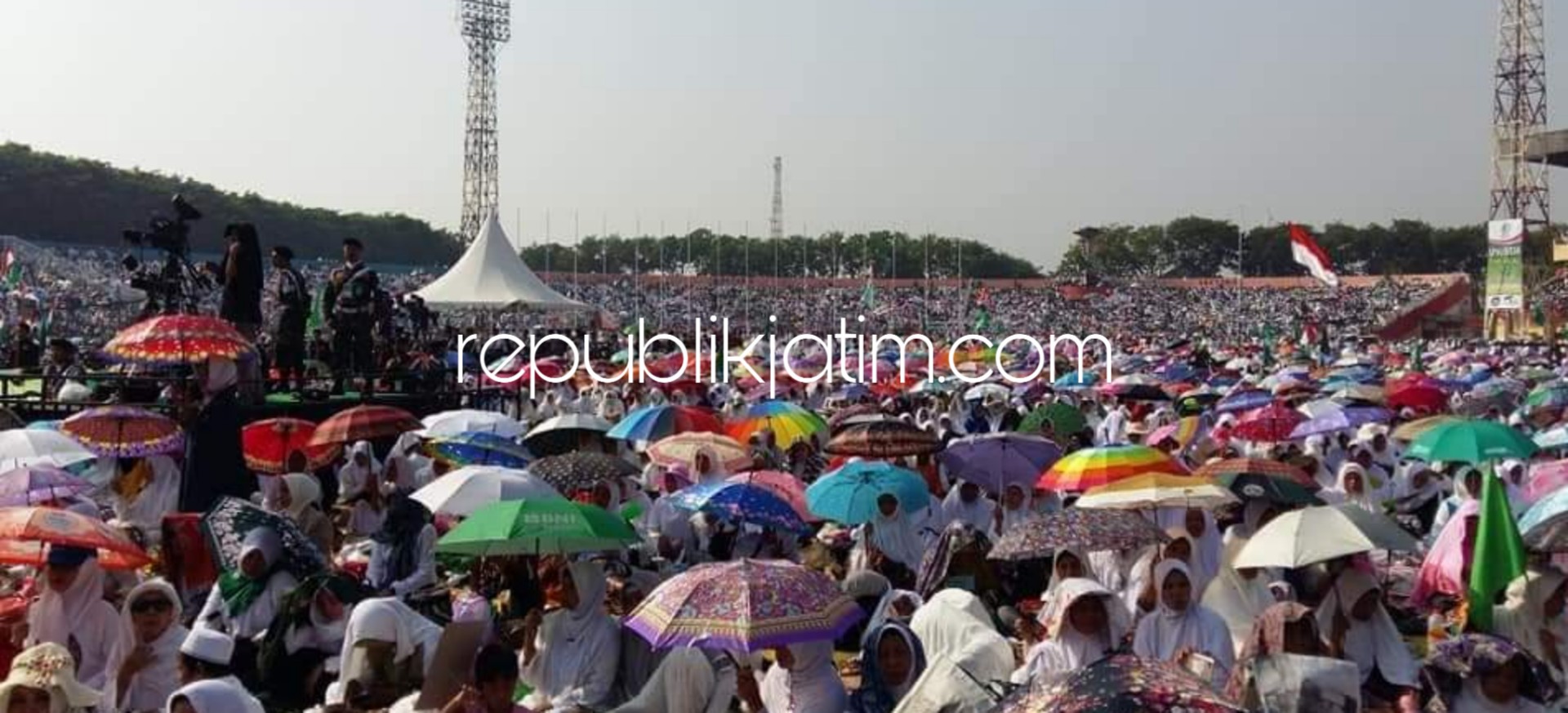 BANJIR - Sekitar 1 juta santri membanjiri GOR dan sekitarnya mengikuti acara pelaksanan Istighotsah Kubro di Stadion GOR Delta Sidoarjo, Minggu, Minggu (28/10/2018).