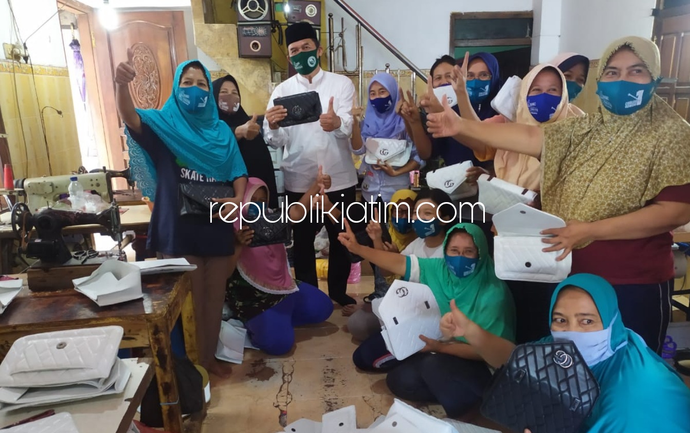 DIALOG - Cabup Sidoarjo, Bambang Haryo Soekartono (BHS) berdialog dengan perajin tas dan dompet, Ny Tutik di Desa Pangkemiri, Kecamatan Tulangan, Sidoarjo untuk menampung keluhan UMKM yang dirintis selama bertahun-tahun itu, Rabu (28/10/2020).
