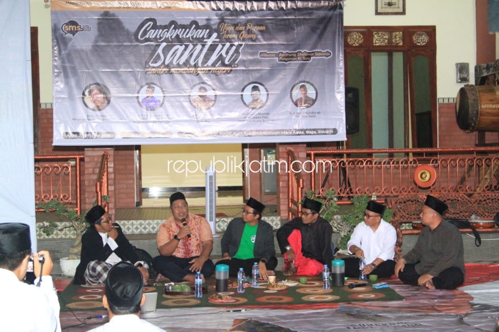 DISKUSI - CEO Sido Resik, Ahmad Muhdlor dan pembicara lain Pemred Jawa Pos Abdul Rokim, Pemred Suara Surabaya Eddy Prastyo, Pesantren Agrobis Mukmin Mandiri Dr KH Muhammad Zaki dan Wakil Dekan Fisip UIN Sunan Ampel Dr Chabib Mustofa di Masjid Joglo Wage.