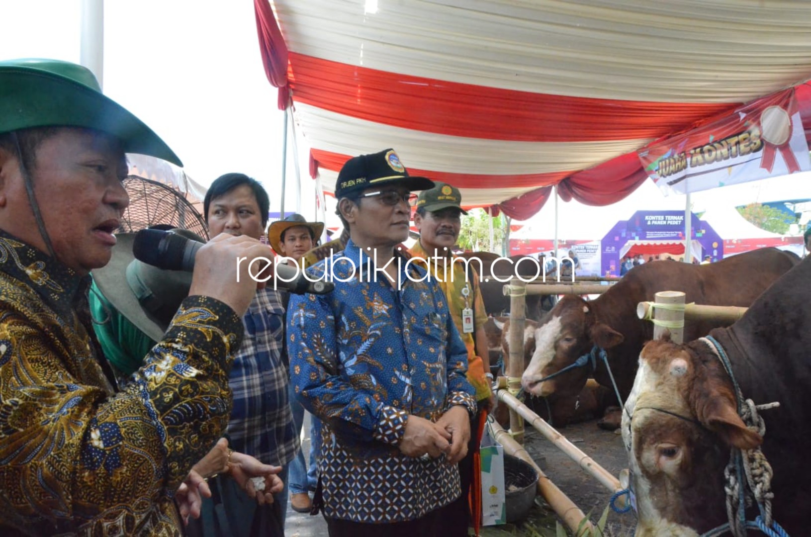 KONTES - Bupati Sidoarjo, Saiful Ilah memberikan penjelasan ke Dirjen Peternakan dan Kesehatan Hewan Kementerian Pertanian RI Dr drh I Ketut Diarmito dalam Kontes Sapi di Pasar Induk Puspa Agro, Desa Jemundo, Kecamatan Taman, Sidoarjo, Sabtu (27/10/2018).