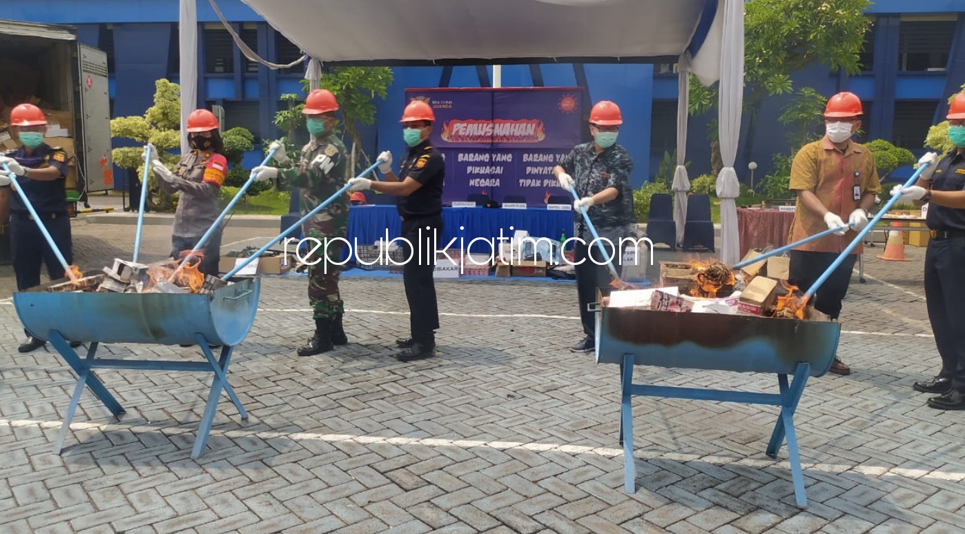 MUSNAHKAN - Kepala KPPBC Tipe Madya Pabean Juanda Budi Harjanto memusnahkan 543 sex toys, ribuan rokok ilegal, tembakau, puluhan HP, air softgun crossslow, ratusan proyektil serta bahan kimia, kosmetik, empedu ular dan onderdil motor, Selasa (27/10/2020).