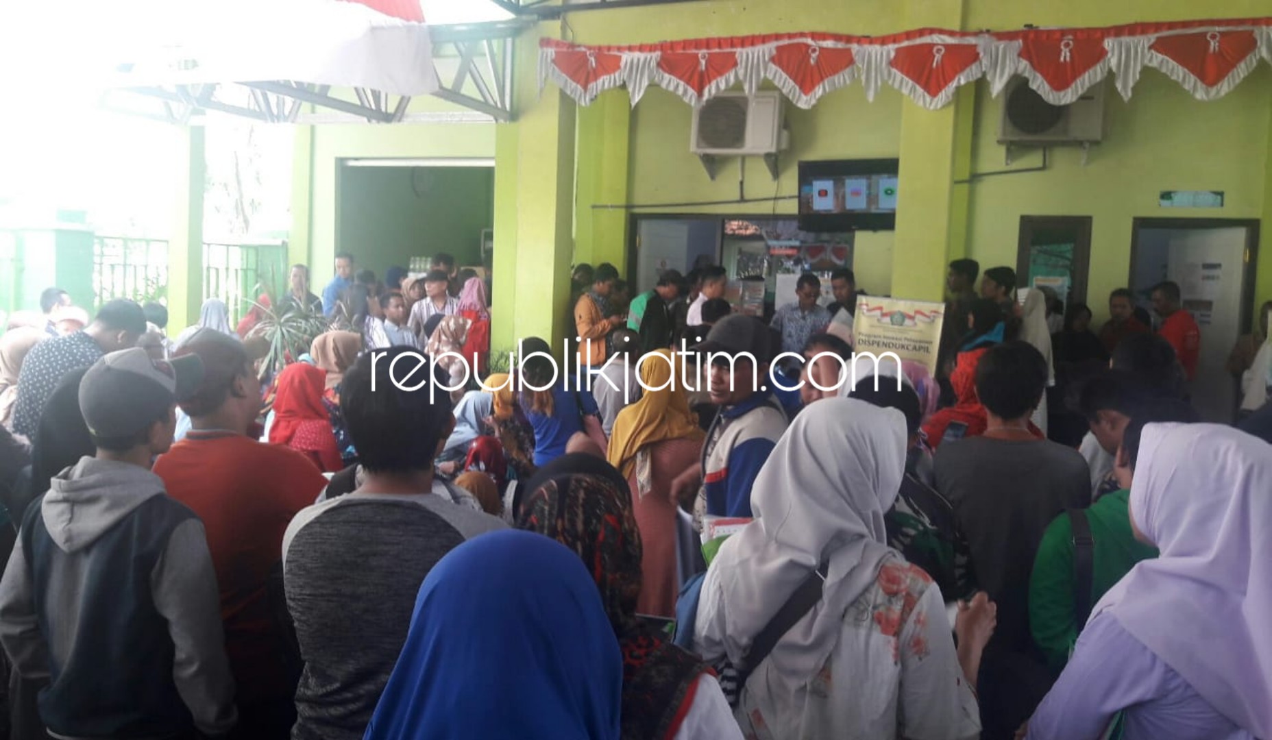 ANTRE - Ratusan warga sibuk antre mengurus KTP, KK dan surat keterangan pindah di kantor Dispenduk Capil Pemkab Sidoarjo, Senin (29/10/2018).