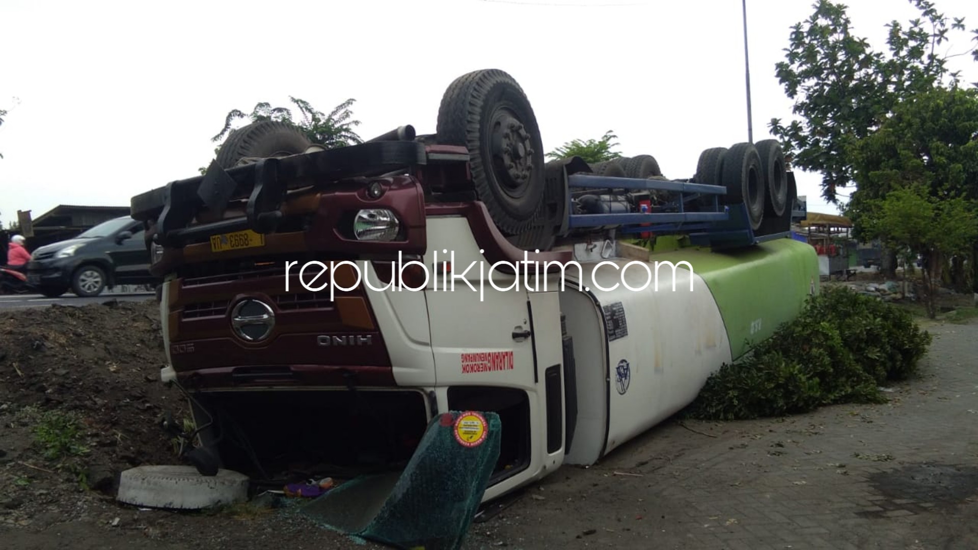 TERBALIK- Sebuah truk tangki bermuat bio solar terguling dan terbalik di JL Raya Desa Wonokupang, Kecamatan Balongbendo, Sidoarjo, Senin (29/10/2018) pagi.