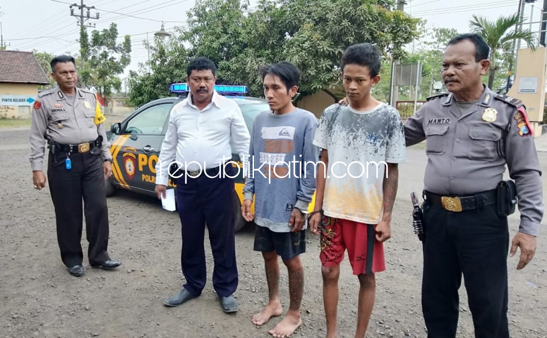 DIRINGKUS - Dua pembesuk narapidana kasus curanmor di Lapas Kelas I Surabaya di Porong ditangkap karena menyelundupkan sabu-sabu seberat 16 gram dengan dimasukkan ke dalam kemasan kacang kulit, Senin (29/10/2018).