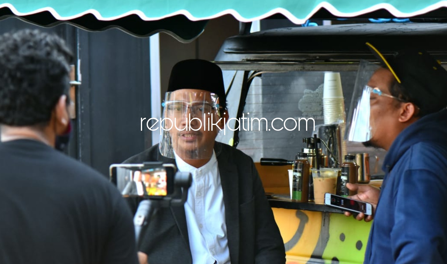 DIALOG - Cabup Sidoarjo yang diusung PKB, Ahmad Muhdlor Ali (Gus Muhdlor) berdialog soal konsep Millenial Preneur di Dorkas Cafe, Sidoarjo, Rabu (28/10/2020) sore.