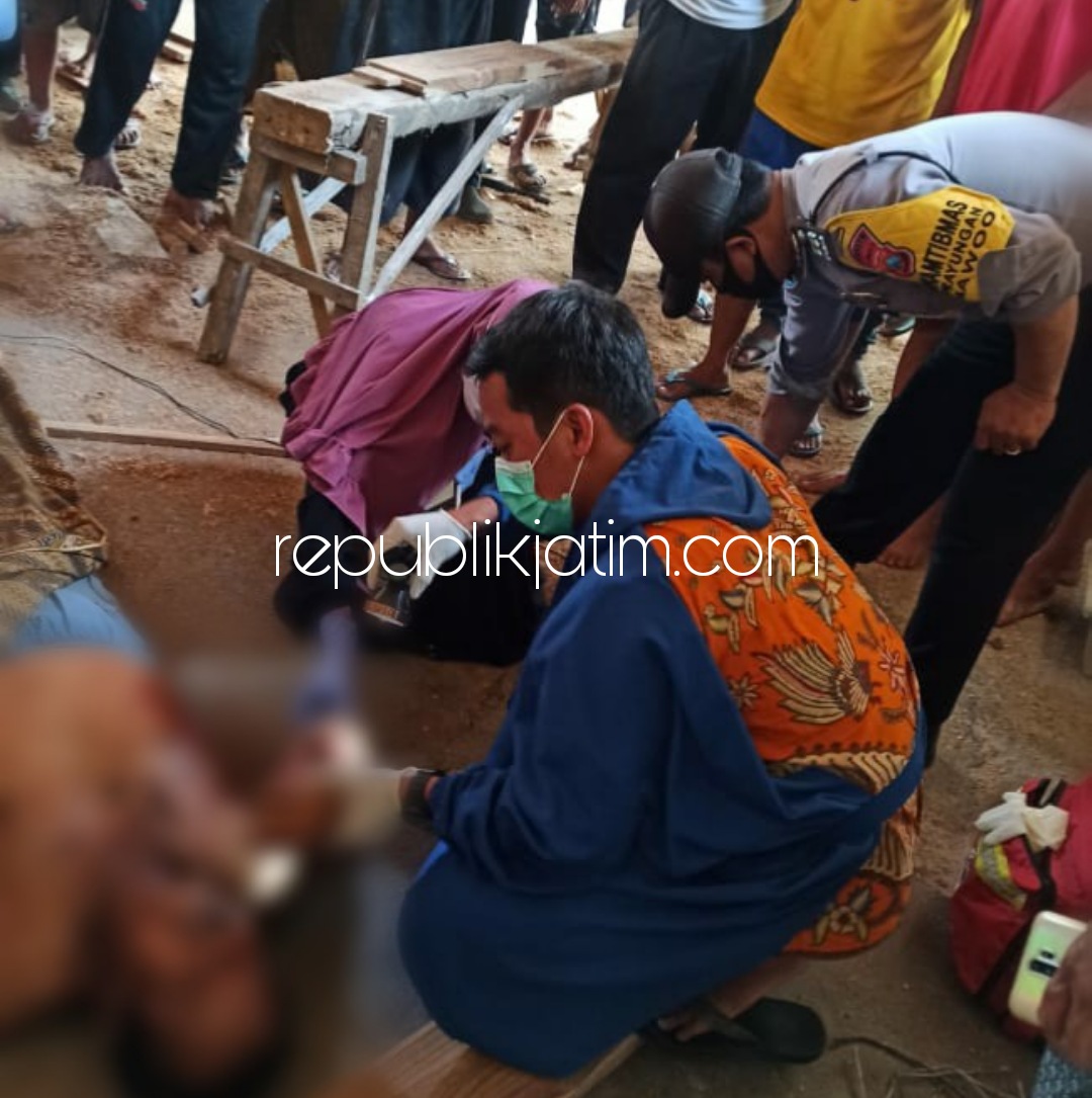 EVAKUASI - Sejumlah petugas mengevakuasi jenazah korban dan menggelar olah TKP tewasnya Katiran (60) warga Dusun Karangjati, Desa Grogol Kecamatan Sawoo Ponorogo, Rabu (28/10/2020).