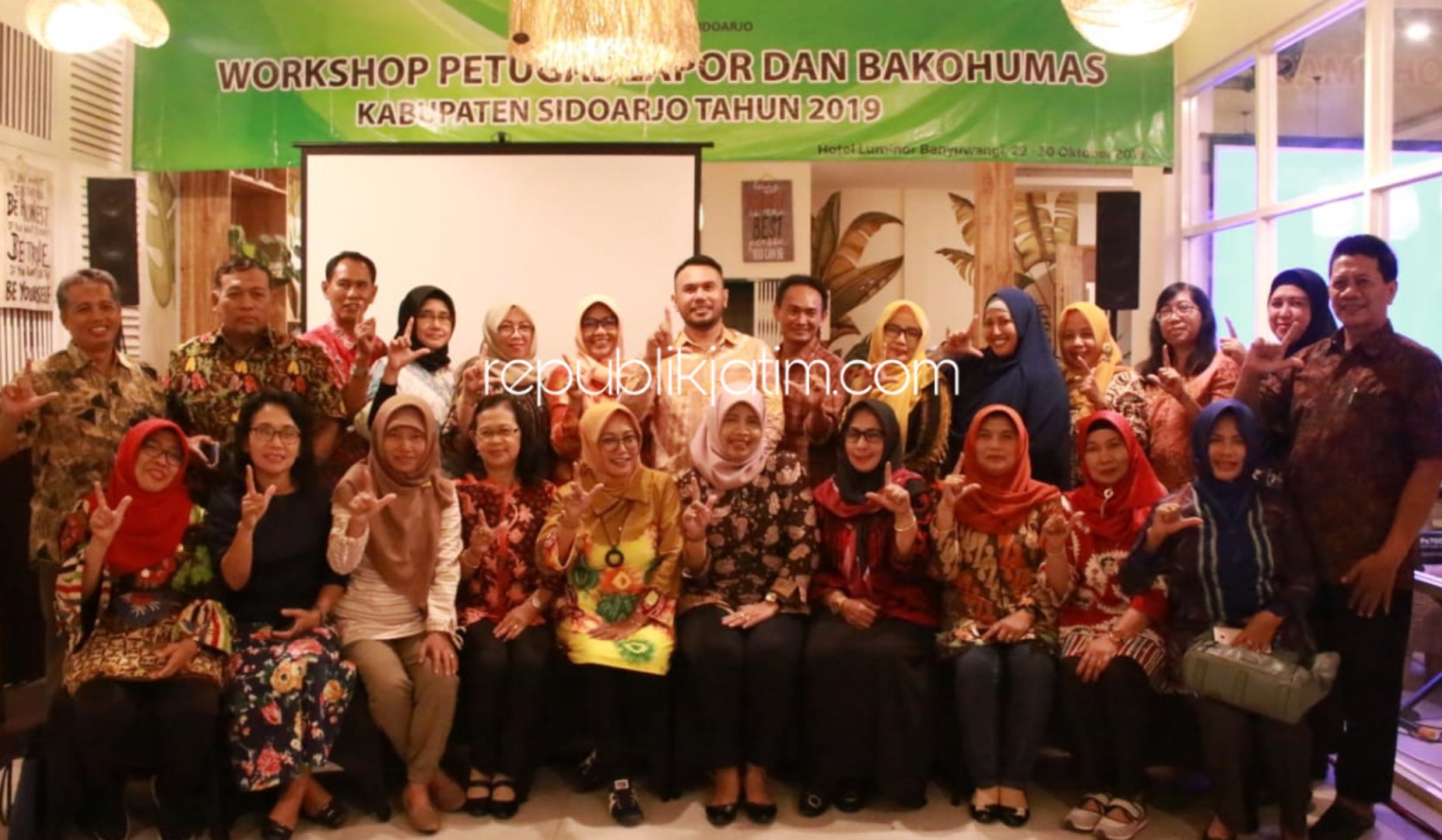 WORKSHOP - Dalam meningkatkan pelayanan publik petugas LAPOR dan BAKOHUMAS Pemkab Sidoarjo di bawah komando Dinas Kominfo Pemkab Sidoarjo menggelar Workshop petugas LAPOR dan BAKOHUMAS di Hotel Luminor Banyuwangi, Selasa (29/10/2019).