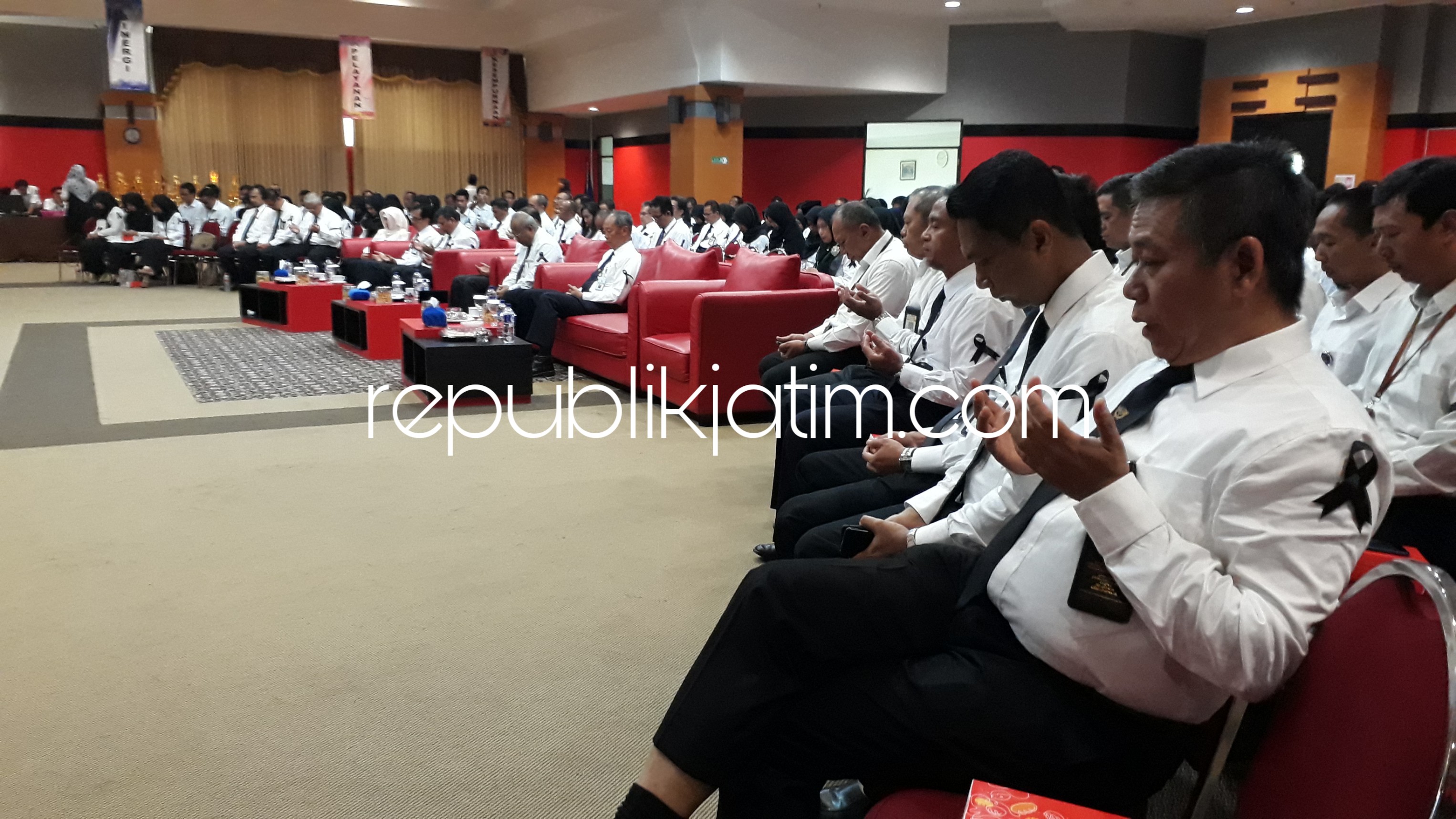 DOA BERSAMA - Ratusan Pegawai Dirjen Kementerian Keuangan menggelar doa bersama atas musibah yang menimpah 21 rekan mereka dalam peristiwa jatuhnya pesawat Lion Air JT 610 di Tanjung Karawang di Aula DJP Jatim II, Selasa (30/10/2018).