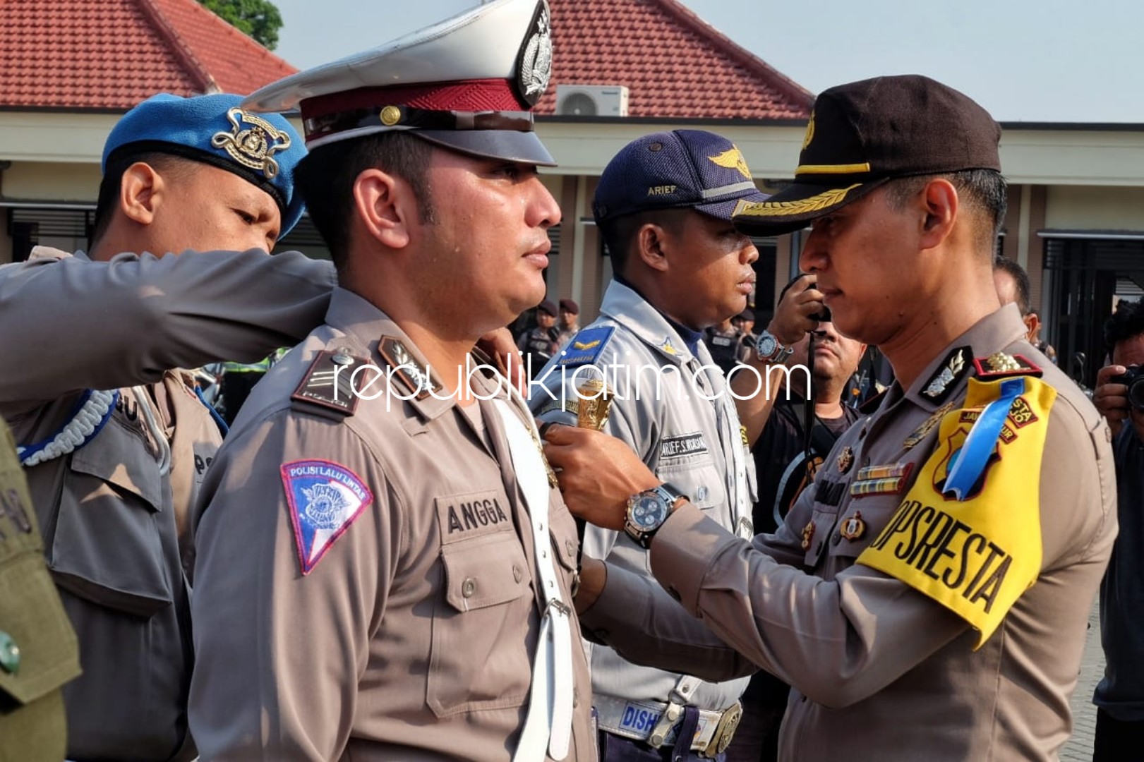 APEL - Kapolresta Sidoarjo, Kombes Pol Himawan Bayu Aji memimpin dan menyematkan pin ke petugas saat apel gelar pasukan Operasi Zebra Semeru 2018 yang bakal digelar mulai hari ini, Selasa (30/10/2018).