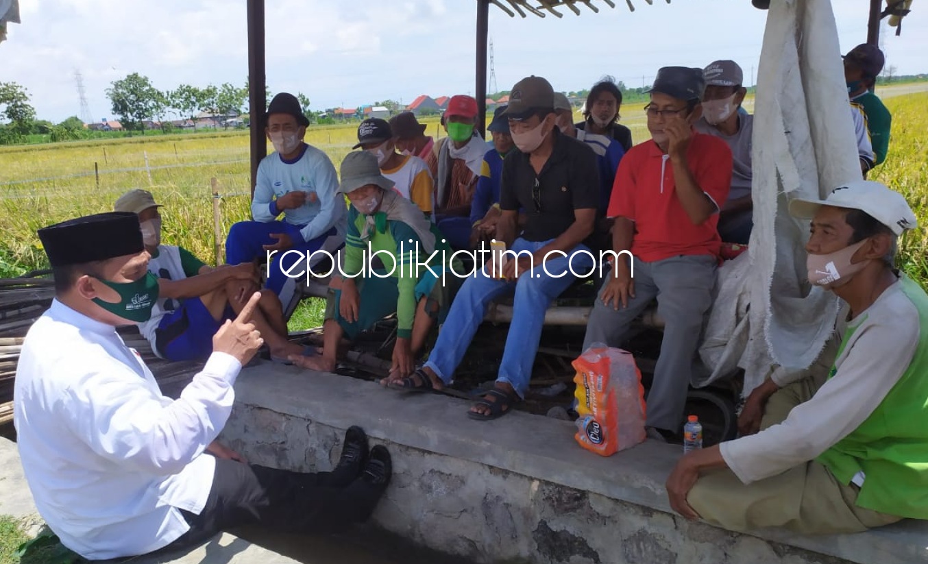 DIALOG - Calon Bupati (Cabup) Sidoarjo, Bambang Haryo Soekartono (BHS) saat berdialog dengan puluhan petani di area persawahan Desa Kandangan, Kecamatan Krembung, Sidoarjo, Jumat (30/10/2020). 