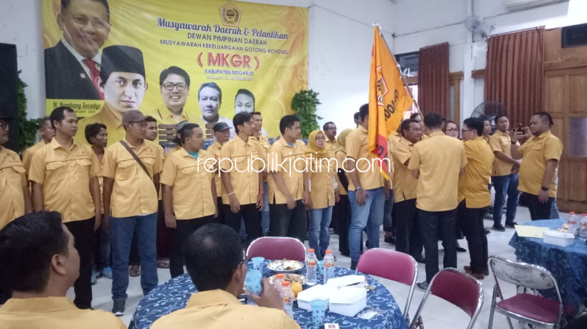 LANTIK - Ketua DPD MKGR Jatim, Ilyas Indra melantik DPD MKGR Sidoarjo yang dinakodai Hadi Subiyanto di Aula Rumah Makan Ganjaran JL Raya Jati, Sidoarjo, Rabu (30/10/2019) petang.