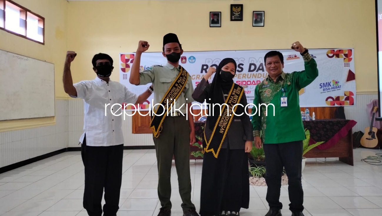LAUNCHING - SMK YPM 8 Sidoarjo melaunching Duta Anti Perundungan yang diresmikan Kepala Cabang Dinas Pendidikan Jatim Wilayah Sidoarjo - Surabaya, Lutfi Isa Ansori dan Kepala SMK YPM 8 Sidoarjo Dr Kisyanto di Aula SMK YPM 8 Sidoarjo, Jumat (29/10/2021).