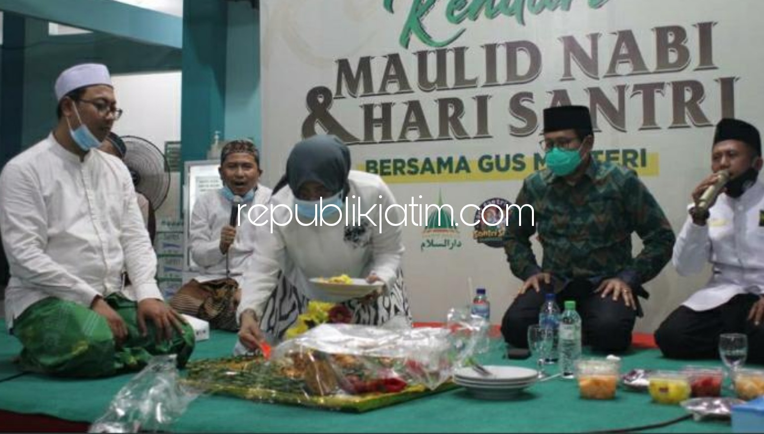 MAULIDAN - Ketua DPW PKB Jatim, Abdul Halim Iskandar yang juga Menteri Desa PDTT bersama Anik Maslachah dan jajaran mengikuti Kenduri Maulid Nabi dan Hari Santri di halaman Masjid Darussalam Kantor DPW PKB Jatim Surabaya, Kamis (29/10/2020) malam.
