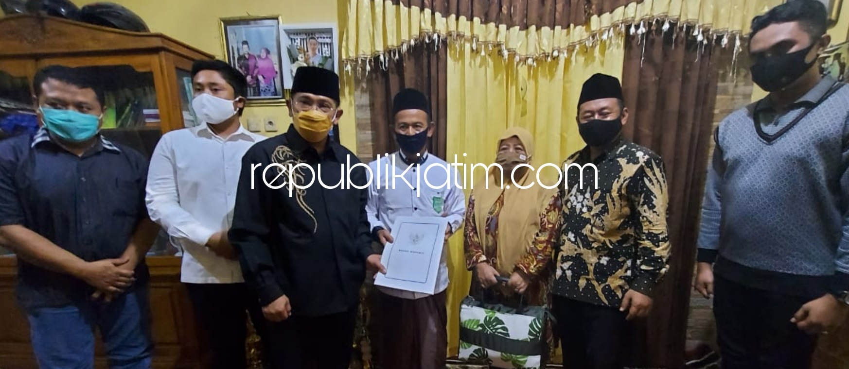 DISAMBUT - Pj Bupati Sidoarjo, Hudiyono didampingi Wakil Ketua Komisi D DPRD Sidoarjo, Zahlul Yussar, disambut kedua orang tua Wahid peserta KDI 2020 di MNCTV, Kamis (29/10/2020) malam.