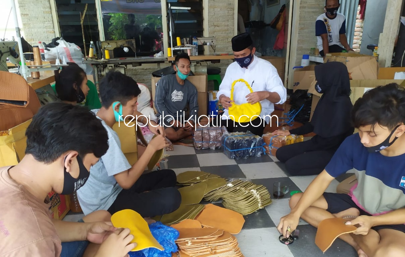 MEMBAUR - Cabup Nomor urut 1, Bambang Haryo Soekartono (BHS) berdialog dengan para pemilik dan pekerja UMKM Tas di Desa Kalisampurno, Kecamatan Tanggulangin, Sidoarjo, Sabtu (31/10/2020).