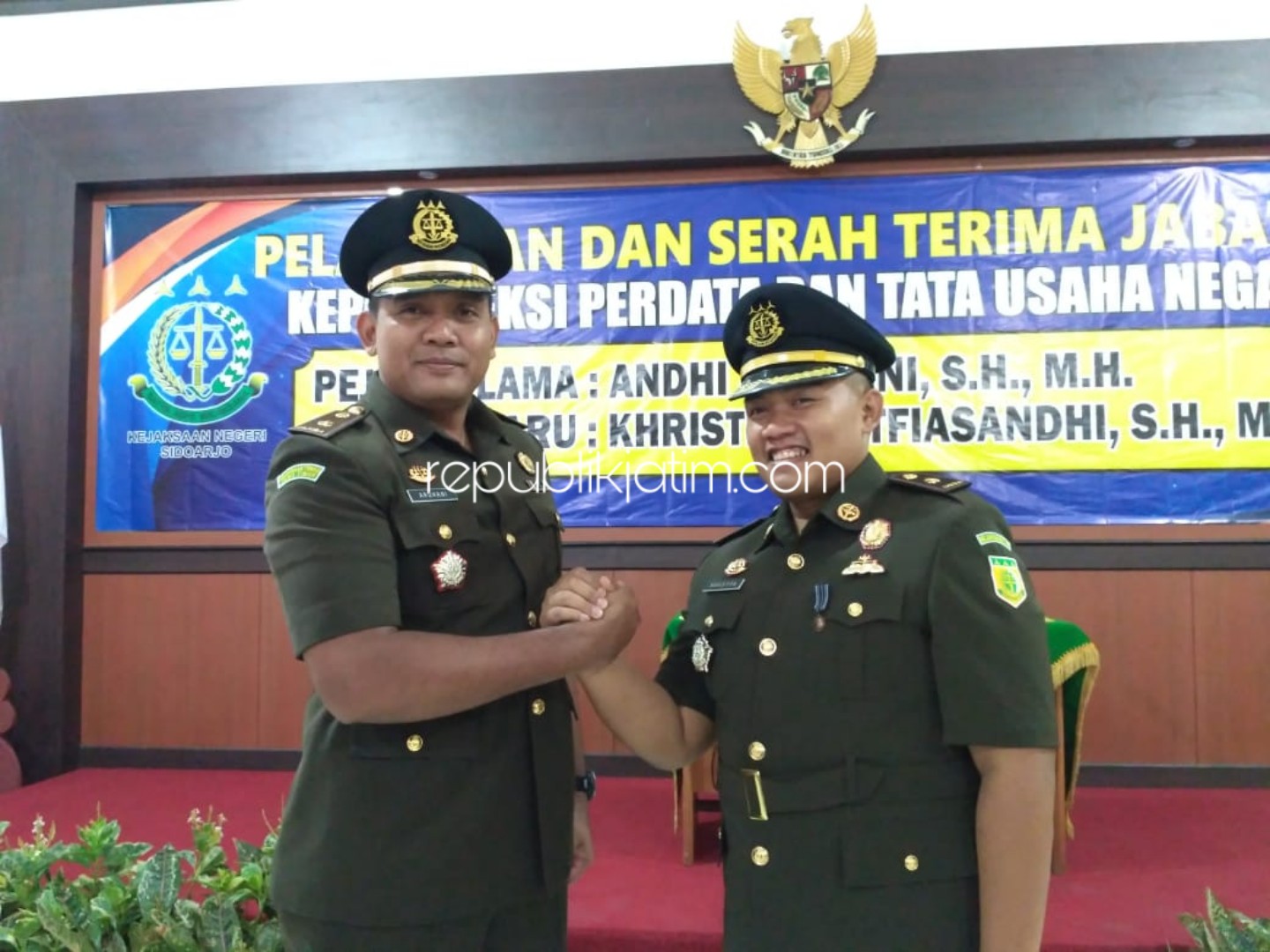 GANTI - Kasi Datun Kejari Sidoarjo berganti dari Andhi Ardhani yang pindah menjabat Kasi Intel Kejari Jakarta Selatan diganti Kharistiya Lutfiasandhi dari Kejari Kraksaan Kabupaten Probolinggo dalam sertijab di Aula Kejari Sidoarjo, Kamis (31/10/2019)