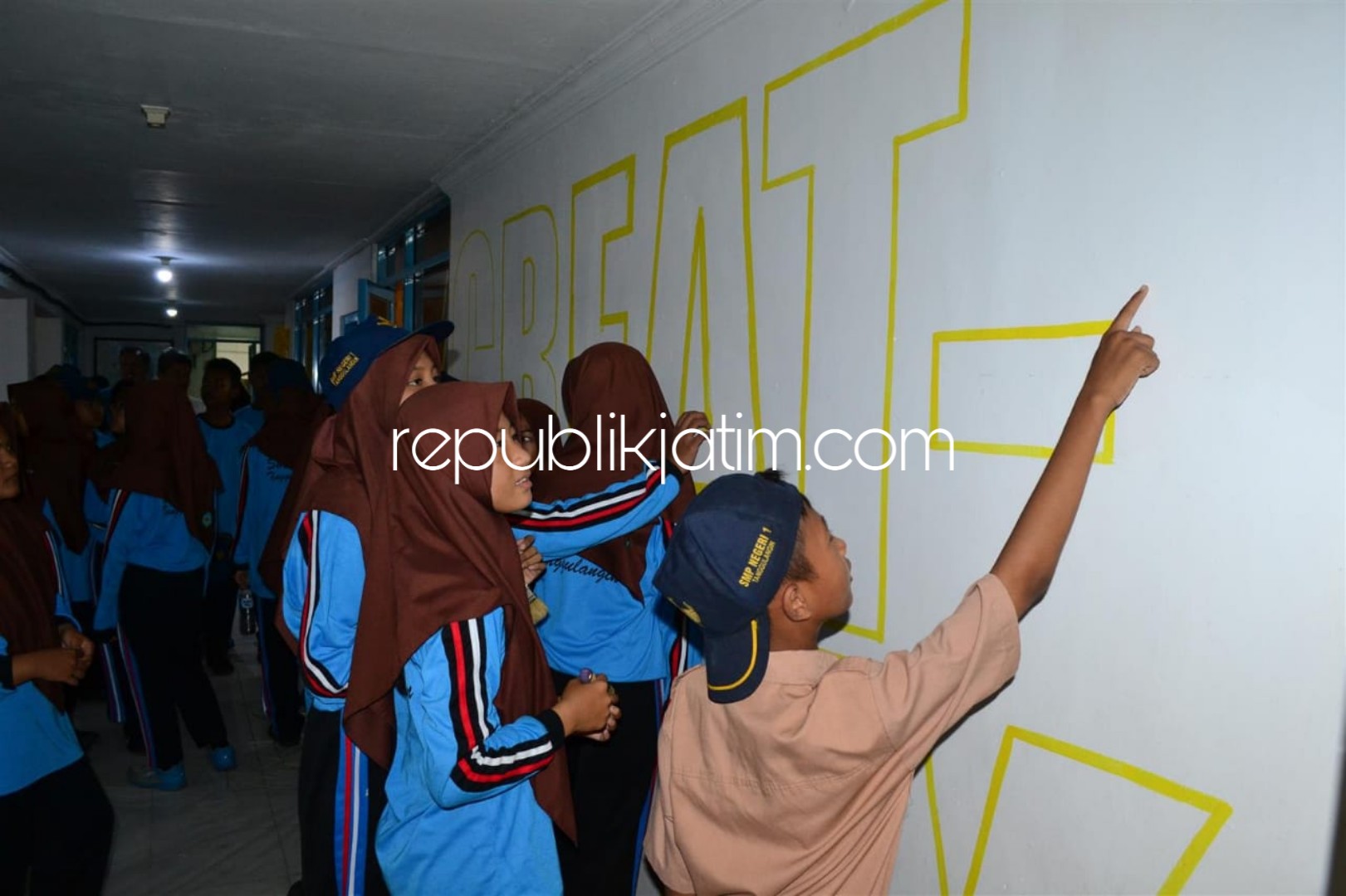 MURAL - Intako dibranding mural untuk menunjang kegiatan pemecahan rekor MURI 'Mural Line Art Intako' di lapangan Desa Kedensari, Kecamatan Tanggulangin, Sidoarjo yang digelar Jumat (02/11/2018) besok.