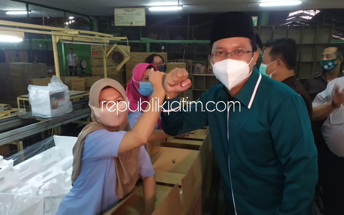KUNJUNGAN - Paslon Bupati dan Wakil Bupati Sidoarjo, Ahmad Muhdlor Ali (Gus Muhdlor) - Subandi saat kunjungan industri beberapa pekan lalu disambut baik kalangan buruh dan manajemen perusahaan.